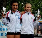 Las cadetes Carmen L�pez y Xana Rodr�guez posan con los trofeos.