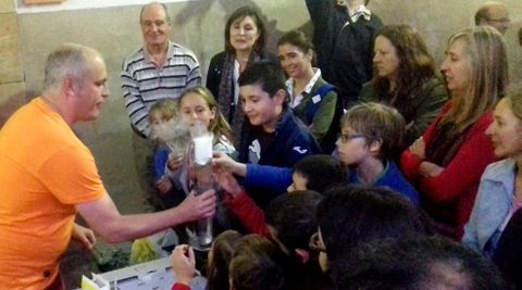 Uno de los experimentos de la Noche de los Investigadores en el claustro del Edificio Hist�rico de la Universidad de Oviedo