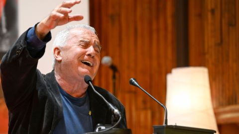El cantante V�ctor Manuel canta una canci�n durante el acto en el que ha sido distinguido con la Insignia de Oro de UGT-Asturias, un galard�n que forma parte de los premios Primero de Mayo que concede anualmente el sindicato