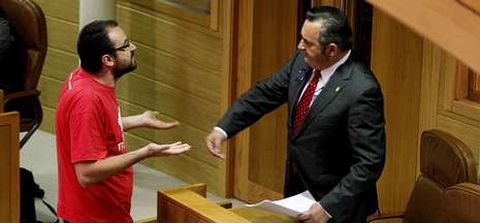 Fernndez Calvio (AGE) se aproxim a Balseiro (PP) para discutir en el ltimo pleno.