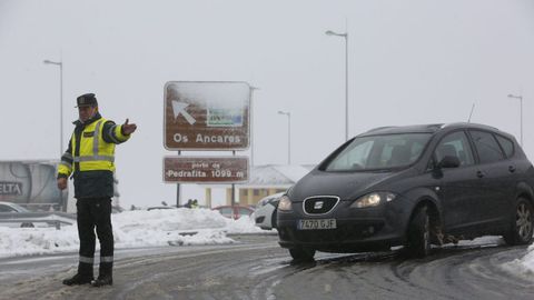 El corte de un carril de la A6 obliga a desviar el trfico por Pedrafita