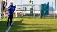 Emilio Ca�edo da �rdenes desde la banda