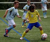 Un jugador ribadense persigue a un rival del Praia de Covas.