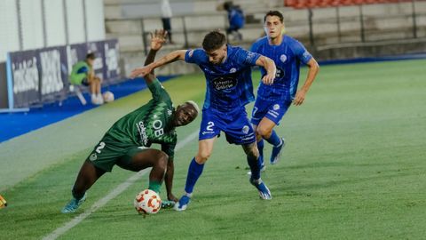 Iano y Andrada disputan un baln en el derbi de la primera vuelta