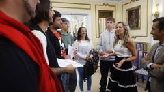 Martina Aneiros y Jos� Manuel Rey Varela, con los alumnos