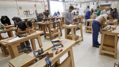 En la imagen, uno de los talleres del centro en los que adquieren sus habilidades los alumnos de los ciclos de madera