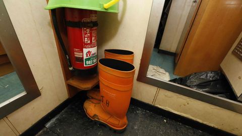 Botas de agua y un extintor en la zona de los camarotes de la tripulacin