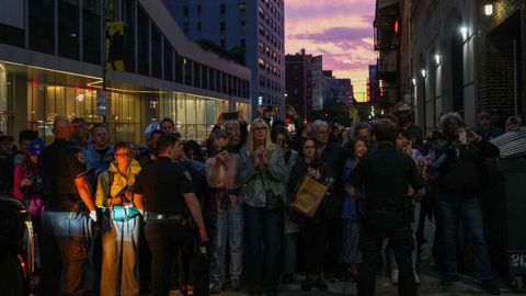 Publico en el exterior del teatro