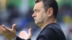 El entrenador del Logro��s, durante una visita a Ferrol