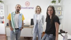 En la imagen, Cristian Pi�eiro, presidenta de Asotrame, con otros dos miembros del equipo en la sede de Ferrol