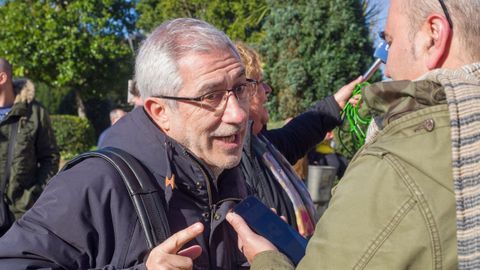 Los trabajadores de Alcoa de Asturias y Galicia, durante la movilizacin que han protagonizado para que sus fbricas no se cierren en la que han pedido la intervencin del Estado para garantizar la produccin de aluminio en Espaa y, en consecuencia, el mantenimiento de los 686 puestos de trabajo en peligro de extincin, una marcha que ha partido de las localidades de Castropol (Asturias) y Ribadeo (Galicia) y que ha confluido en la localidad asturiana de Vegadeo, que ha sido smbolo de una lucha conjunta por el mantenimiento de sus empleos En la imagen, Gaspar Llamazares, durante la concentracin en la localidad asturiana de Vegadeo