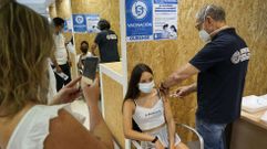 El adulto fotografiando el pinchazo a su reto�o, una imagen habitual en Expourense