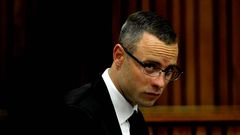 El atleta paral�mpico sudafricano Oscar Pistorius asiste a una nueva sesi�n del juicio por el asesinato de su novia, la modelo Reeva Steenkamp