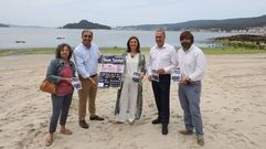 El alcalde de Poio, �ngel Moldes, y la conselleira de Medio Ambiente, �ngeles V�zquez, con el programa de fiestas de san Xo�n en la playa de Cabeceira