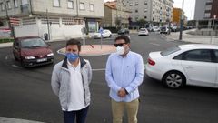 Los concejales Samuel Lago y Tino Cordal comprobaron ayer la funcionalidad de la glorieta