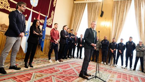 El presidente de la Xunta, Alfonso Rueda, dirige unas palabras al equipo en la recepcin del Pazo de Raxoi