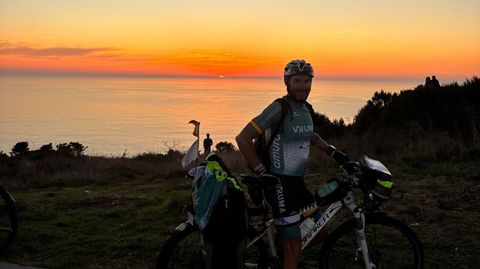 Arturo Piñeiro contempló la puesta de sol en Fisterra
