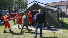 Miembros del Quinto Batalln de Intervencin en Emergencias de la UME, en las maniobras realizadas en Valdeorras.