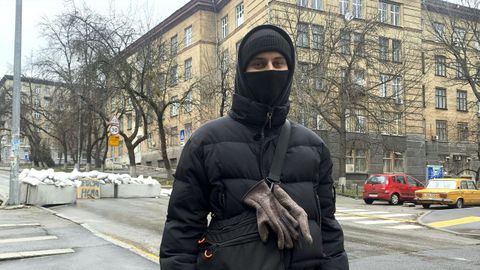 Vlad, un joven de 20 aos que integra un grupo autogestionado de vigilantes de barrios en Kiev 