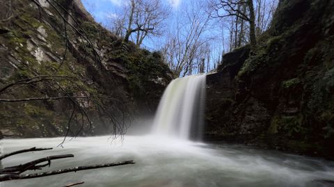 La cascada de O Pombar (tambin llamada de A Ola) est en el ro Quiroga, cerca de la localidad de Cruz de Outeiro