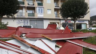 Paneles que volvaron del tejado de un edificio en Escarabote