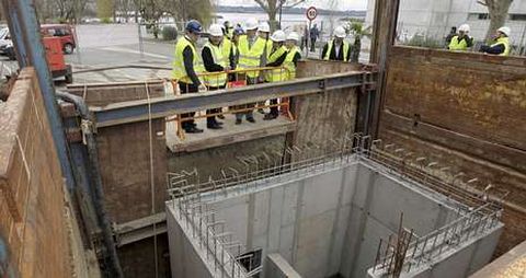 Los representantes de Acuaes, el conselleiro, el delegado del Gobierno y el alcalde visitaron las obras del saneamiento en Caranza.