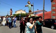 Los vecinos de Suxo celebraron ayer el ecuador de sus fiestas con misa, procesi�n y m�sica. 