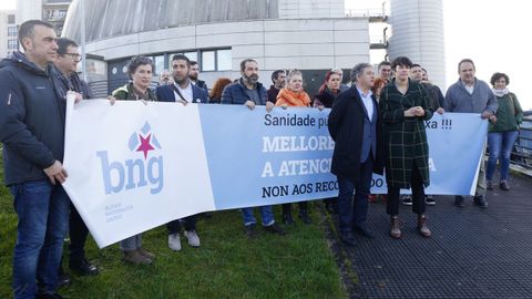 Fernández Lores y Ana Pontón, este miércoles, en el exterior del Hospital Montecelo, en Pontevedra, junto a otros cargos del partido
