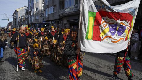 El multitudinario desfile escolar de entroido de Xinzo llen las calles del municipio