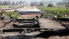 Taramancos (Noia). La construcci�n de la variante de Noia sac� a la luz un yacimiento in�dito en el que se constat� la superposici�n de diferentes grupos poblacionales desde el Calcol�tico a la Edad de Bronce y la Edad de Hierro, as� como posteriores asentamientos romanos. Se documentaron 450 estructuras y 21.500 piezas.