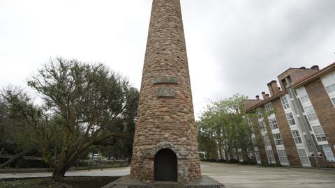 La chimenea de Mera es el único testigo de la fábrica Cerámica Santa Ana