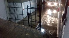Un garaje donde se advierten las consecuencias de la inundaci�n, en Avil�s