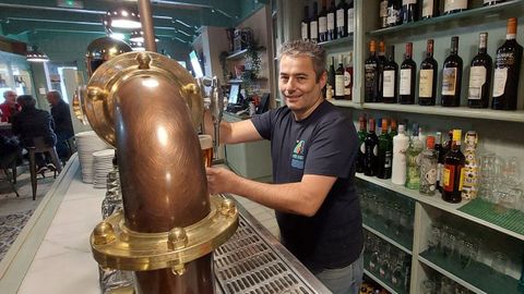 Jos� Fern�ndez en el primer local que abri� en su nueva etapa en Ribadeo, La Flor de Jose