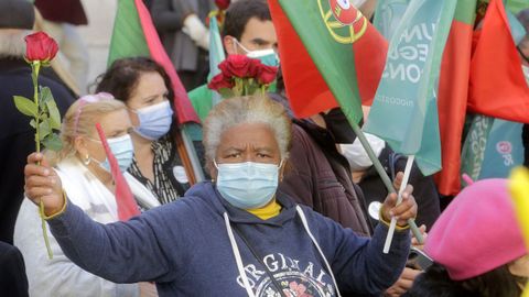 Una simpatizante del Partido Socialista aguarda la llegada de Ant�nio Costa a la calle Garret, donde empez� su paseo por el barrio del Chiado. 