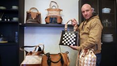Rolando D�az es un cubano afincado en Ribeira que elabora bolsos de cuero artesanales