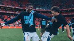 Joseph Aidoo y Pablo Dur�n celebran la clasificaci�n europea del Celta en San Mam�s.