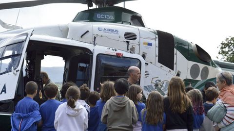 El helic�ptero de la Guardia Civil caus� sensaci�n entre los escolares. 