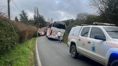 El veh�culo se sali� de la v�a y dej� a los ocupantes atrapados en su interior