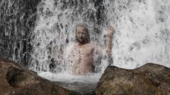 Un hombre se refresca en el r�o Arga en Huarte (Navarra) donde se esperan temperaturas pr�ximas a los 40 grados