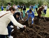 Os alumnos do instituto bai�s co�eceron onte de preto a f�a do li�o e o traballo nunha horta ecol�xica.