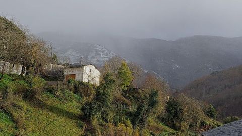 Nieve en la parte alta de la Devesa da Rogueira, en una fotografa hecha desde Moreda