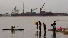 Nios pescando en el puerto de Honiara, la capital de las Islas Salomn