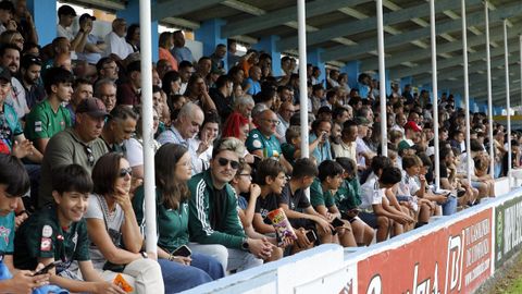 Aficionados en la grada del estadio Kiko Rey-Cantarrana durante un partido