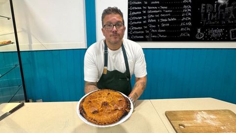 Pablo Pizarro, de La Empanada Viajera, con una edici�n limitada de empanada de guiso de bonito inspirada en el plato t�pico de A Mari�a