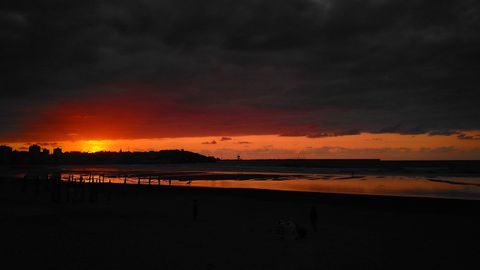 Candilazo al atardecer con nubes de tipo bajo. Paseo del muro de San Lorenzo a la altura de la caseta de salvamento, Gij�n