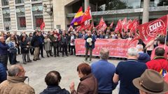 CC.OO. y UGT re�nen en el Obelisco a un centenar de personas en defensa de las pensiones