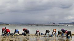 Mariscadoras a pue en la entrada de Carreir�n