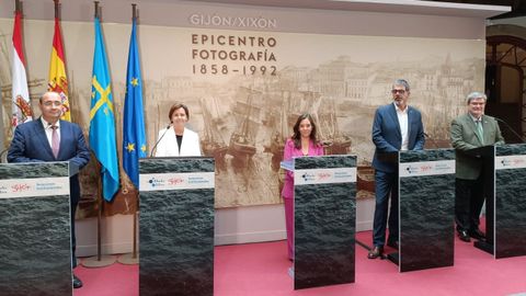 La alcaldesa de Gijn, Carmen Moriyn; alcaldesa de A Corua, Ins Rey; alcalde de Bilbao, Juan Mara Aburto; alcalde de San Sebastin, Eneko Goia, y alcalde de Faro, Rogrio Bacalhau, presentan la ?Declaracin Gijn?, en el Palacio Revillagigedo.