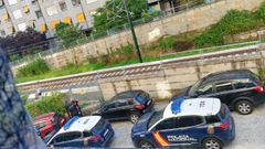 El hombre estaba sentado junto a las v�as cuando llegaron al lugar los agentes policiales