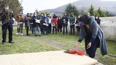 Rexina Rodr�guez, Cunqueiriana de Honra, depositando as flores na tumba de �lvaro Cunqueiro, con autoridades e outros asistentes ao acto